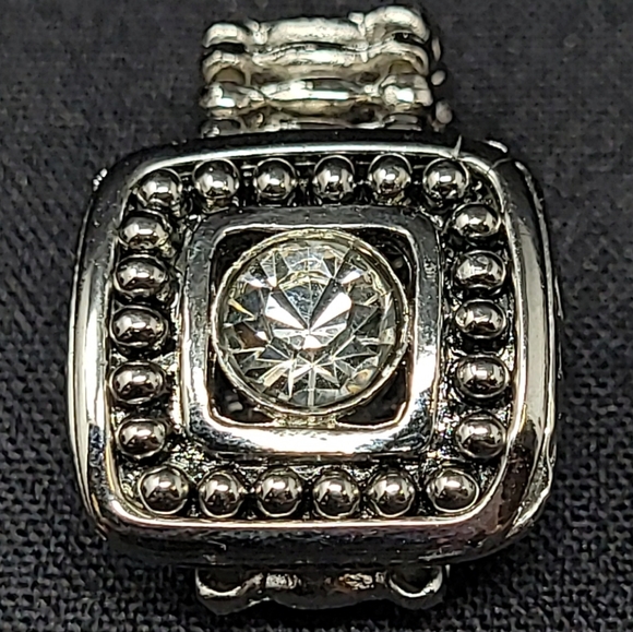 SILVER TONE METAL WITH A LARGE CLEAR RHINESTONE STRETCH RING (COSTUME JEWELRY) - Picture 3 of 9